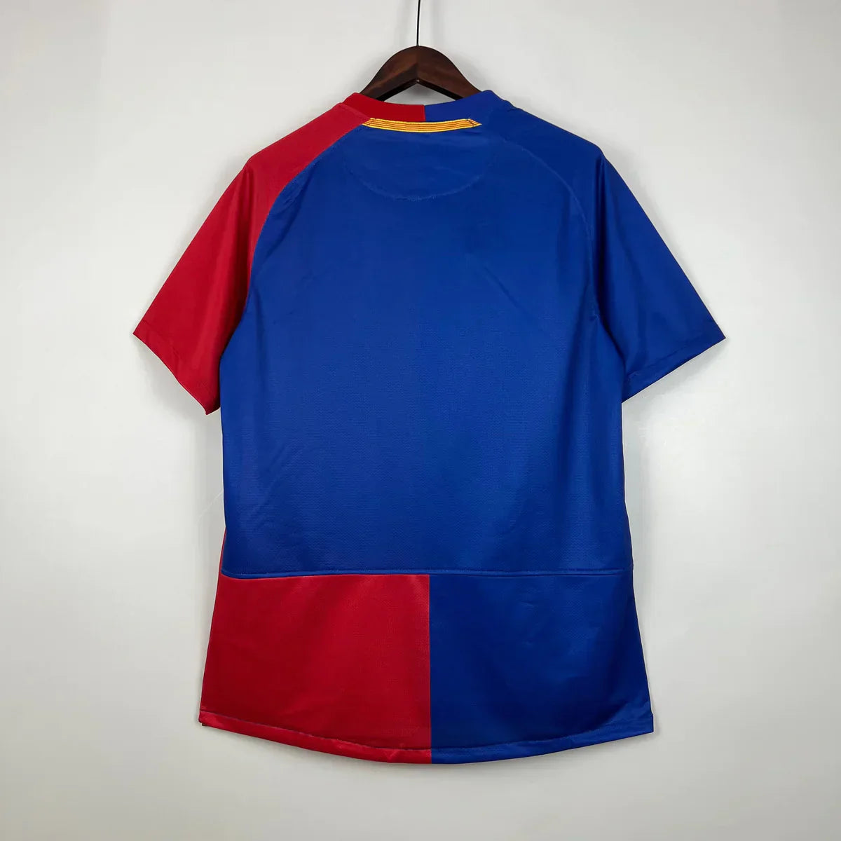Camisa Barcelona Retrô com Patch UEFA 2008/2009 - Azul e Vermelho